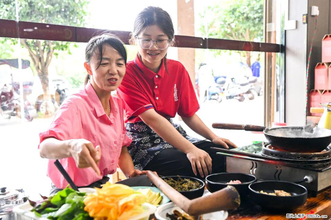 全网追的“扁担女孩”，找了一份暑假工，时薪12元 - 巴彦淖尔盟生活资讯 - 巴彦淖尔盟28生活网 bycem.28life.net