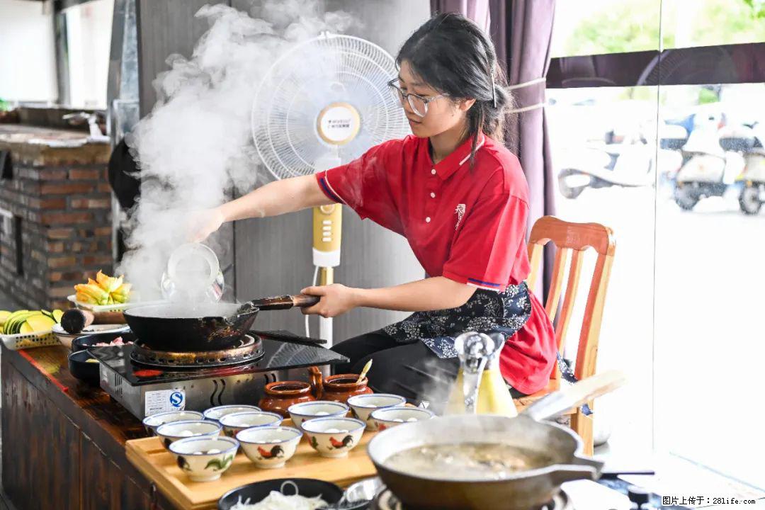 全网追的“扁担女孩”，找了一份暑假工，时薪12元 - 巴彦淖尔盟生活资讯 - 巴彦淖尔盟28生活网 bycem.28life.net